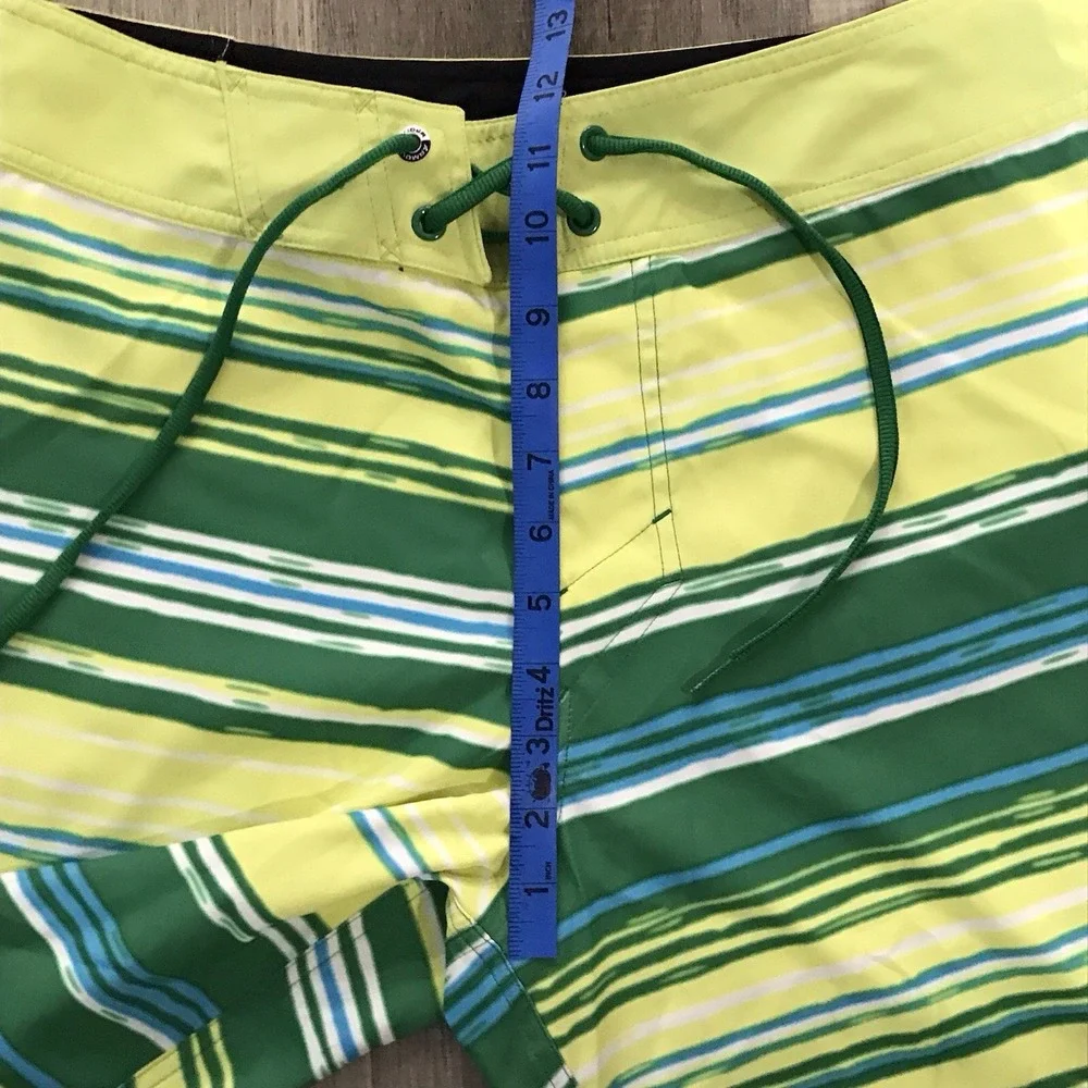 Under Armour Swim Trunks Mens Size 32 Striped Board Shorts Heat Gear Beach